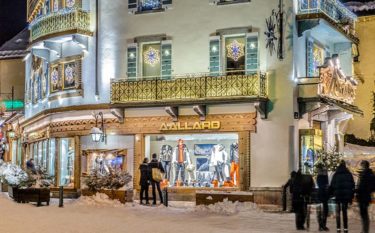 vitrines boutique place de l'eglise megeve sous la neige