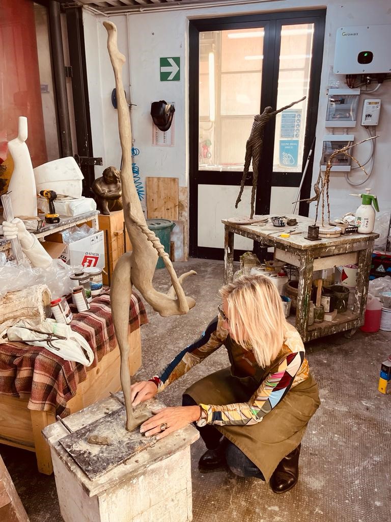 Séverine Fanara, artiste sculptrice au sein de son atelier à Megève
