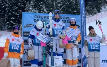 Podium féminin de la Coupe d'Europe de ski de bosses, skieuses avec leurs skis, chèques et lots devant la banderole de l'épreuve