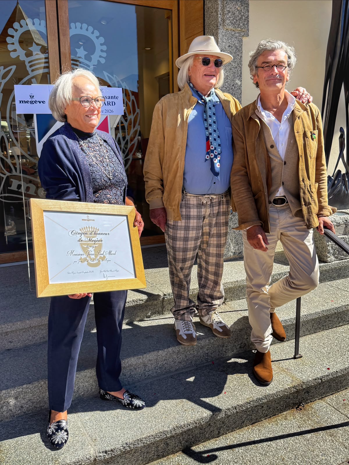 Sylvie, Jean-Paul et Antoine Allard avec le certificat de Citoyen d'honneur de Megève
