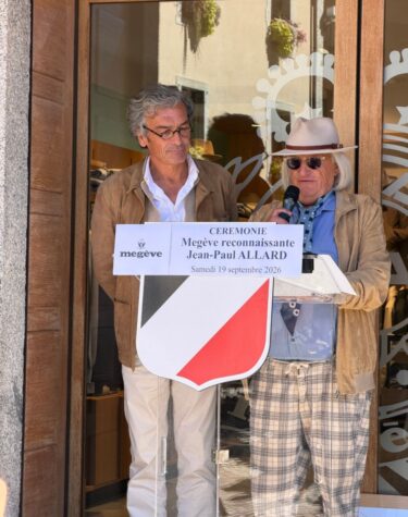 Jean-Noël Picot, Maire de Megève, et Jean-Paul Allard devant le pupitre de la cérémonie Megève reconnaissante, place de l'Église