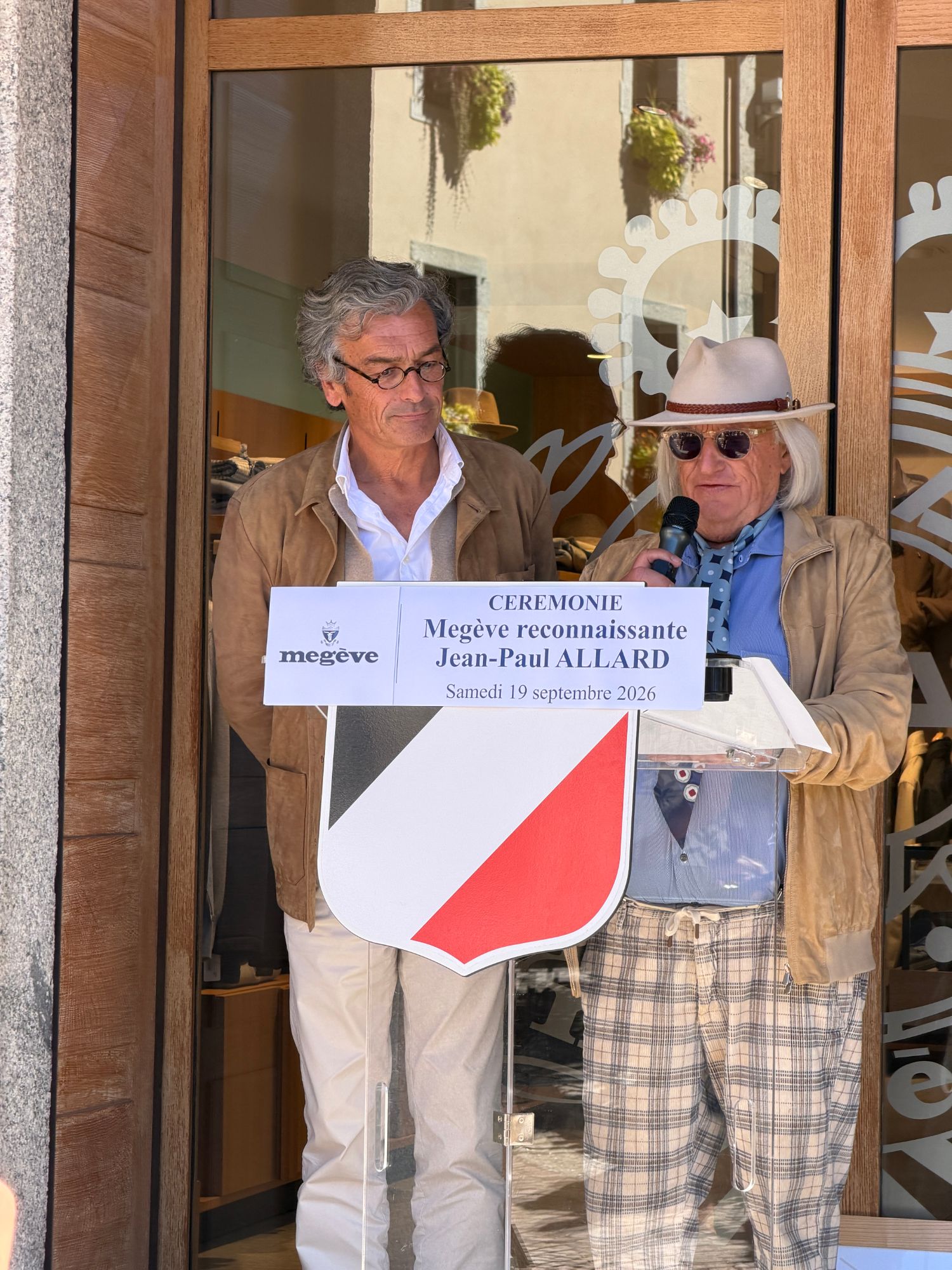 Le Maire de Megève Jean-Noël Picot au micro, devant la Maison AALLARD, pour la remise du M de Megève à Jean-Paul Allard