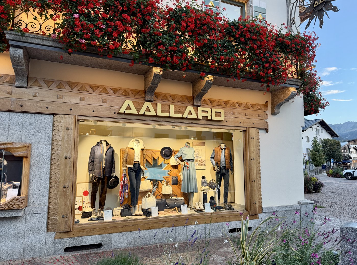 Façade de la Maison AALLARD place de l'Église, exposition dans les vitrines, septembre 2026