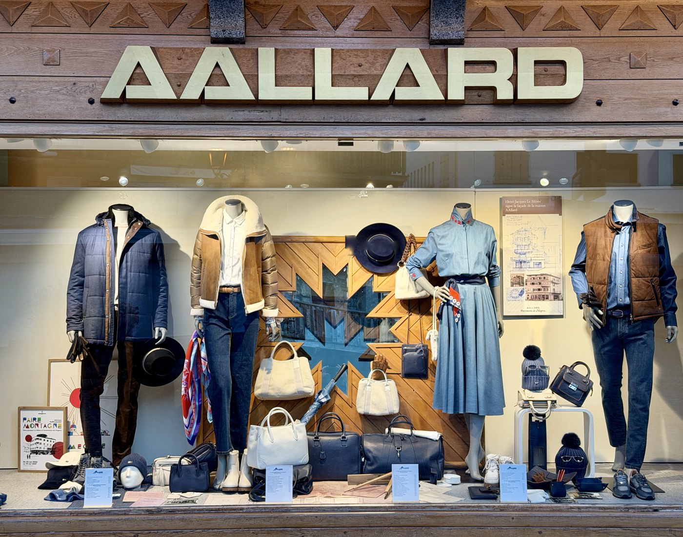 Grande vitrine AALLARD : plafonnier devenu miroir, panneau Le Même signe la façade, affiche Faire Montagne