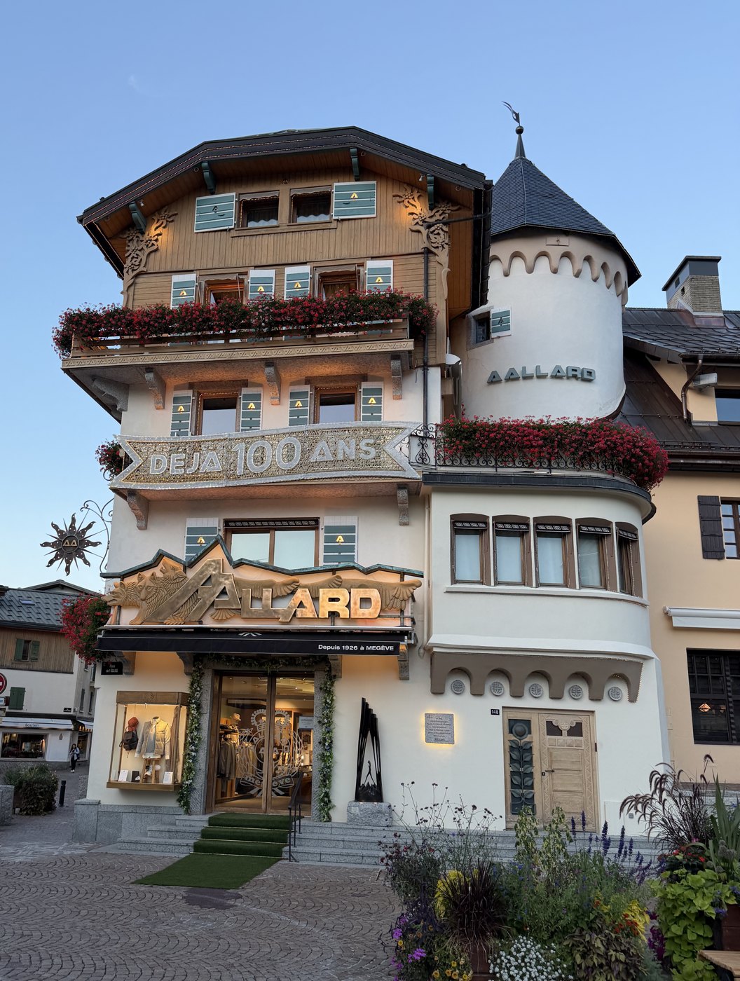La Maison AALLARD et sa tour, place de l'Église, septembre 2026