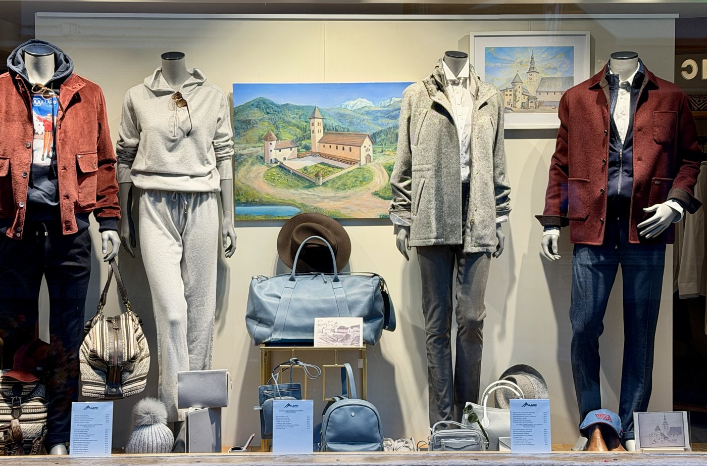 Vitrine AALLARD : les deux toiles de Jie Chang d'après les dessins de C. Socquet, et le cartel du dessin d'origine